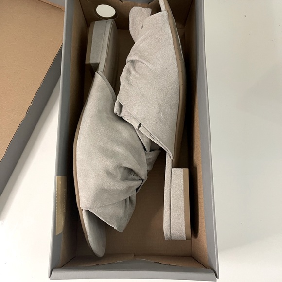 NEW! Keneth Cole Reaction Vanya suede slip sandals in light grey. Size 11 - Picture 7 of 10